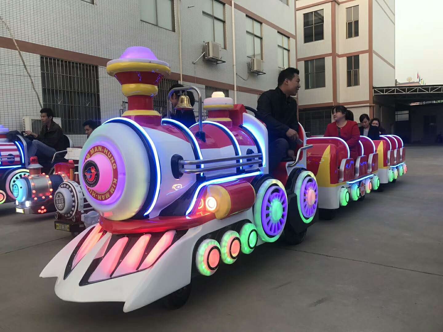 东成镇商场小火车